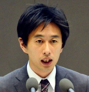 質問する白石都議＝＜br・＞２５日、都議会本会議