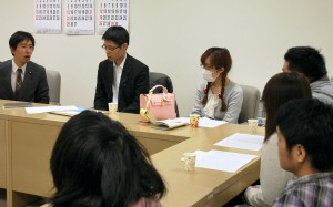 質問後、品川区の青年たちと交流する白石都議（左端）＝２５日、東京都議会