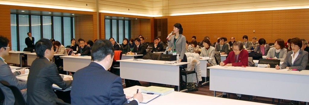 田村参院議員（正面右端）らとともに文科省に申し入れる都委員会と地方議員＝１２日、衆院第１議員会館