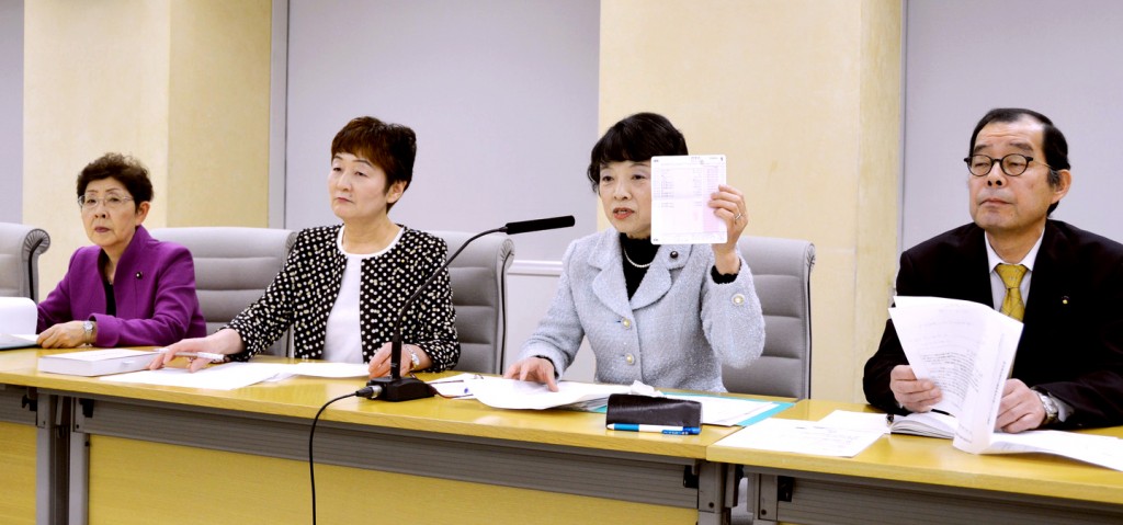 記者会見で費用弁償の廃止条例案を説明する党都議団の（右から）松村、清水、大山、かちの４氏＝１０日、東京都庁