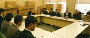 東京五輪・パラリンピック組織委員会事務局と都の準備局（手前）に要請する都民の会＝29日