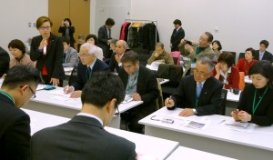 ＵＲ住宅の高家賃の引き下げなどを求める池内氏（左から２人目）と都内の共産党議員・候補者ら＝２３日、国会内