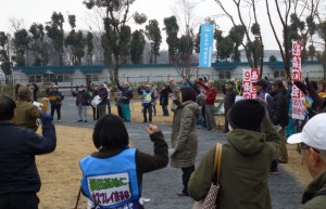 「オスプレイ来るな」と声をあげる参加者=22日、東京都福生市