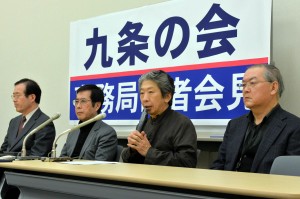 記者会見する九条の会の（左から）小沢、渡辺、小森、高田の各氏＝23日、参院議員会館