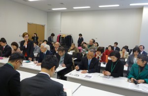 UR住宅の高家賃の引き下げなどを求める池内氏（左から2人目）と都内の共産党議員・候補者ら＝23日、国会内