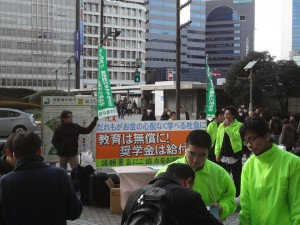 学費負担軽減の署名を集める学生たち＝2月27日、東京・新宿駅西口
