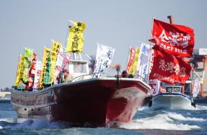 （写真）春闘で大幅賃上げを勝ちとろう、と東京港湾関係労働組合協議会がおこなった海上デモ＝５日、東京湾