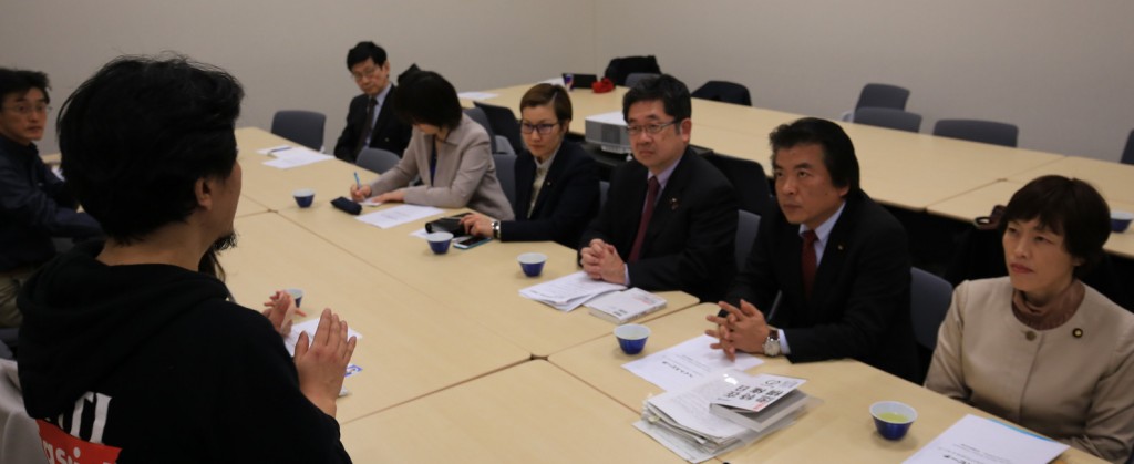 ヘイト抗議の活動をする人たちと懇談する（右から）田村、仁比、小池、池内の各議員＝６日、参院議員会館