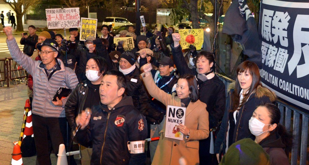 （写真）「原発なくせ」「再稼働反対」と唱和する人たち。中央右は吉良よし子参院議員＝６日、首相官邸前