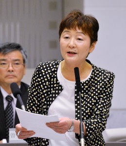 質問する大山とも子都議=12日、予算特別委