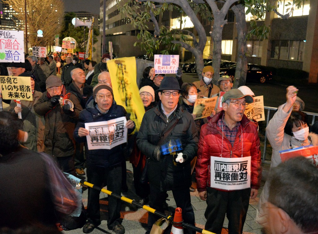 「原発再稼働反対」「原発を廃炉に」と、抗議の声をあげる人たち＝13日、首相官邸前