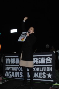 コールする吉良よし子議員＝13日、国会正門前
