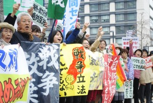自民、公明による「戦争立法」の法案化に反対してシュプレヒコールを上げる人たち＝20日、衆院第２議員会館前