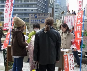 ひっきりなしに署名する姿が目立った女性後援会の宣伝＝20日、東京・新宿駅西口