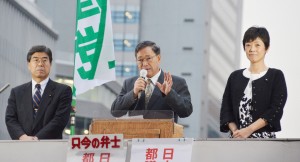 高すぎる国保料負担の軽減を訴える（左から）雨宮たけひこ、植木こうじ、和泉なおみの3氏＝20日、東京・JR新宿駅西口前