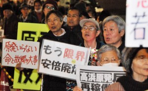 「高浜・川内原発再稼働反対」「原発なくせ」と声をあげる人たち＝20日、首相官邸前