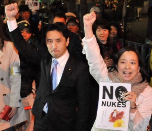 「原発なくせ」とコールする吉良よし子参院議員と藤野保史衆院議員＝20日、首相官邸前