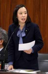 質問する吉良よし子議員＝24日、参院総務委
