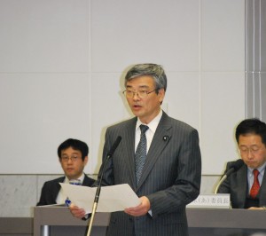 予算組み替え案を説明する曽根はじめ都議＝25日、東京都議会