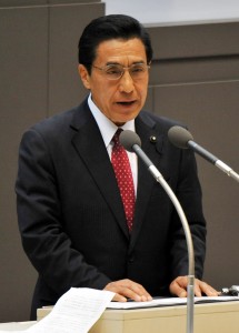 討論に立つ徳留道信議員=27日、都議会本会議