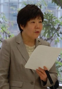 質問するあぜ上都議＝６日