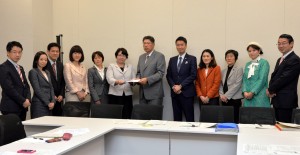 武川内閣府政策統括官（左から7人目）に申し入れ書を渡す党国会議員団＝16日、衆院第2議員会館
