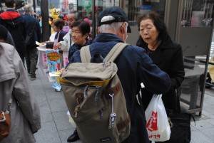 消費税をなくす会の増税中止を求める署名に応じる市民＝１日、東京・雷門