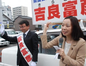 ７人の県議団実現をと訴える吉良よし子参院議員。左は吉良候補＝5日、高知市