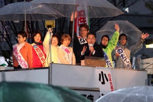 7人の区議候補と共に訴える小池晃副委員長(右から3人目)=13日、東京都品川区