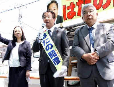 吉良参院議員(左)、吉田万三元区長と訴える、はたの候補=10日、東京都足立区