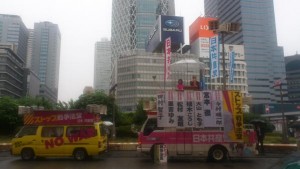 戦争法案阻止仕様にリニューアルした宣伝カー（左）と訴える宮本氏ら＝４日、新宿駅西口
