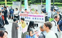 違憲の戦争法案の強引な採決に反対する緊急アピールを発表し、街頭で訴える都議会６会派の議員有志＝15日、東京・新宿駅西口