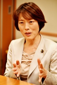 （写真）参議院議員・比例候補田村智子さん＝「しんぶん赤旗」提供