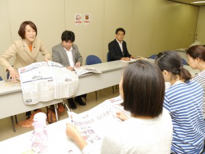 「しんぶん赤旗」特別号を広げ国民連合政府の提案を説明する田村参院議員（左端）とママの会出席者（手前）＝10月31日、東京都墨田区
