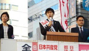 訴える山添参院東京選挙区候補（中央）と労働者後援会の人たち＝６日、JR池袋東口（「しんぶん赤旗」提供）