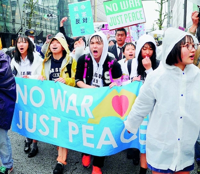 （写真）デモ行進する高校生たち＝８日、東京都渋谷区
