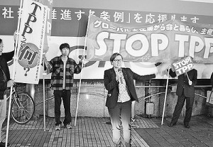 「TPP交渉撤退へ共同を」と訴える池内氏（中央）＝１７日、東京・渋谷駅前（「しんぶん赤旗」提供）