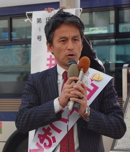 第一声で訴える白井とおる市長候補＝６日、東京・武蔵小金井駅前