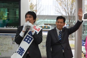 第一声で訴える藤田候補（左）と宮本氏＝６日、武蔵小金井駅前