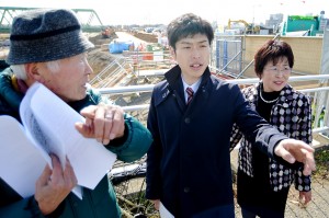 スーパー堤防の工事現場を視察する山添候補（中央）ら＝18日、東京都江戸川区（「しんぶん赤旗」提供）