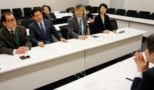 外環道計画について国交省をただす（奥左から）松村、宮本、（１人おいて）曽根、里吉の各氏＝２２日、国会内 （「しんぶん赤旗」提供）