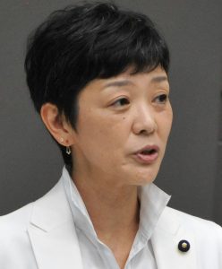 質問する和泉なおみ議員＝７日、都議会本会議（「しんぶん赤旗」提供）