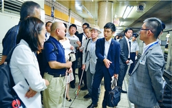 （写真）東視協の山城さん（左から３人目）に質問する党議員団＝25日、東京都港区