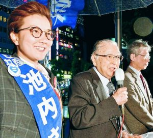 池内さおり東京12区候補（左）の応援演説に立つ不破前議長。右は山口氏