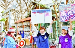 築地市場を守ろうとアピールする人たち＝１６日、東京都中央区