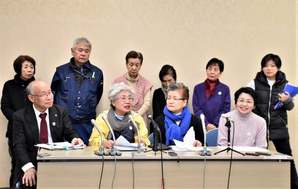 強引な移転強行はするなと緊急声明を発表する「築地女将さん会」ら=20日、築地市場内