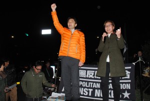 「原発いらない」とコールする日本共産党の藤野(左)、池内の両衆院議員＝16日　