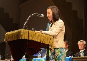 国連平和地球会議で、英語でスピーチする吉良参院議員＝25日、ニューヨーク（阿部活士撮影）