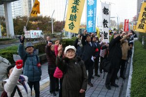 都庁に向かって声をあげる参加者＝１日、東京都庁