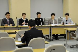 子ども医療費無料化と都議の期末手当据え置きの条例案について記者会見する日本共産党都議団＝１日、都庁